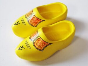 IMG_1295_website.jpg Gele klompen (kunststof)